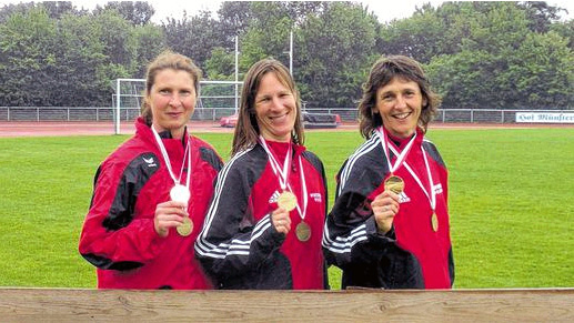 Die Leichtathletik-Frauen des TSV Münnerstadt ließen es bei den deutschen Senioren-Meisterschaften richtig krachen. Iris Heid (rechts) verteidigte ihren Titel im Hochsprung der Altersklasse W40 und Tanja Köhler (links) gewann Gold im Speerwurf der Altersklasse W35. Eva Wilm (mitte) eroberte sowohl über 400 Meter flach wie auch über 400 Meter Hürden den Bronzerang.