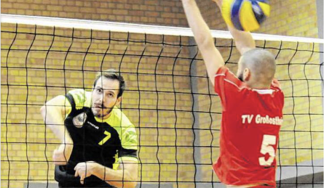 Überzeugte in beiden Spielen mit seiner Angriffsleistung: der Münnerstädter Sandro Petzoldt (links). Foto: ssp